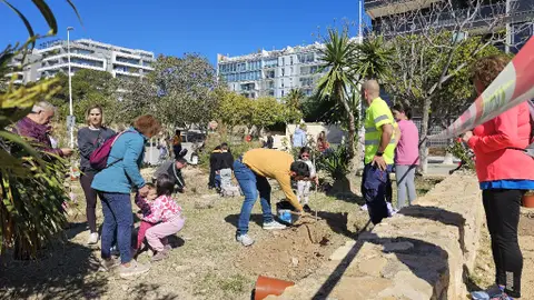 Familias vileras con niños y niñas nacidos en 2024 plantan más de 100 árboles en el Jardí dels Nous Vilers Familias vileras con niños y niñas nacidos en 2024 plantan más de 100 árboles en el Jardí dels Nous Vilers