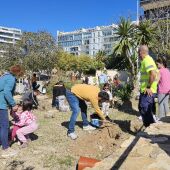 Familias vileras con niños y niñas nacidos en 2024 plantan más de 100 árboles en el Jardí dels Nous Vilers 