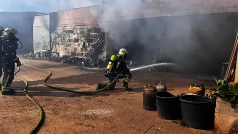 Un herido con quemaduras de primer grado en un incendio de Llubí. Un herido con quemaduras de primer grado en un incendio de Llubí.