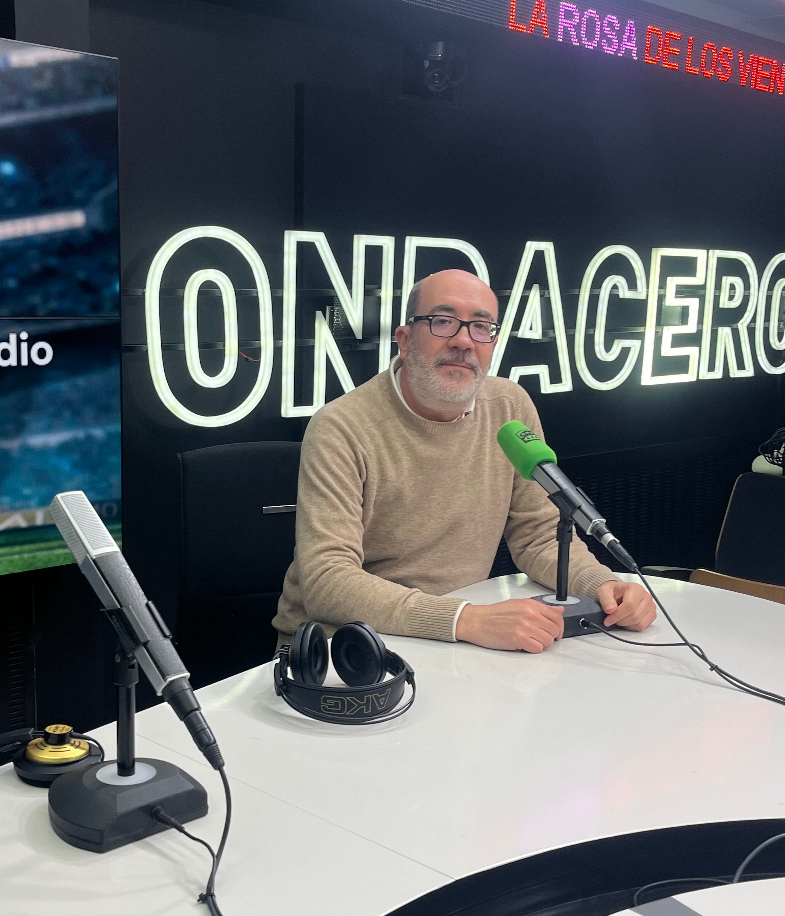 Bajo la pirámide de Kefrén no hay nada Bajo la pirámide de Kefrén no hay nada