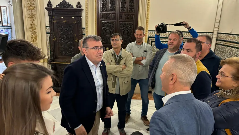 José Antonio Montilla recibe en la subdelegación del Gobierno a los alcaldes y representantes de UPA Granada José Antonio Montilla recibe en la subdelegación del Gobierno a los alcaldes y representantes de UPA Granada