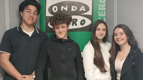 Alumnos del IES León Felipe de Torrejón animan a la participación en el próximo maratón de sangre que se celebrará en abril en el Hospital Universitario de la localidad Alumnos del IES León Felipe