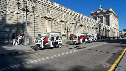 Tuk tuk estacionados frente al Palacio Real de Madrid Tuk tuk estacionados frente al Palacio Real de Madrid