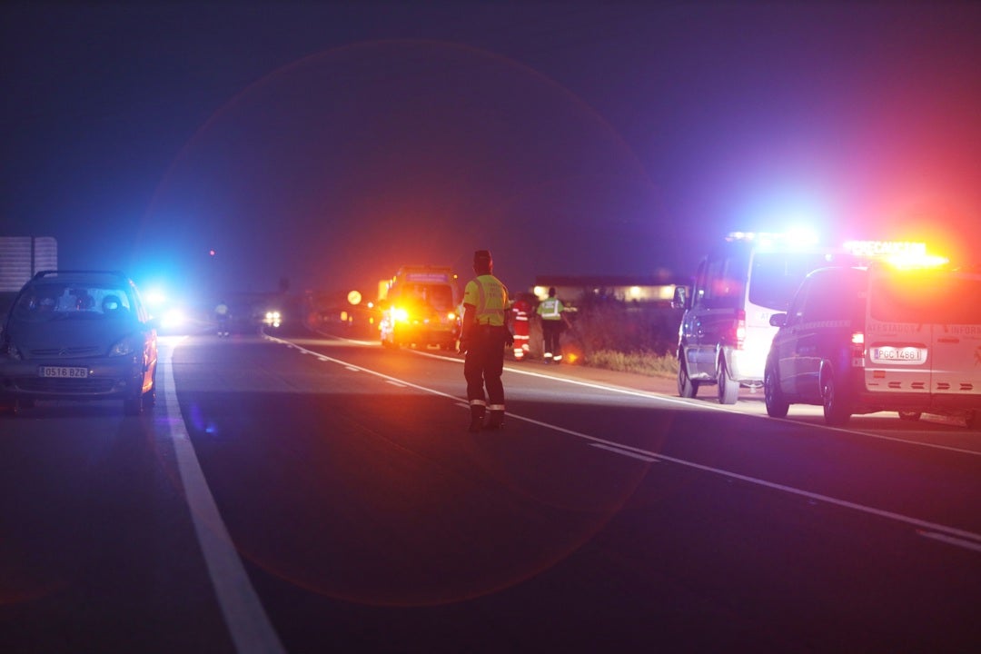 Trágico accidente de tráfico en Palencia: muere una mujer y sus hijos de siete meses y 5 años tras volcar su vehículo en Astudillo Trágico accidente de tráfico en Palencia: muere una mujer y sus hijos de siete meses y 5 años tras volcar su vehículo en Astudillo