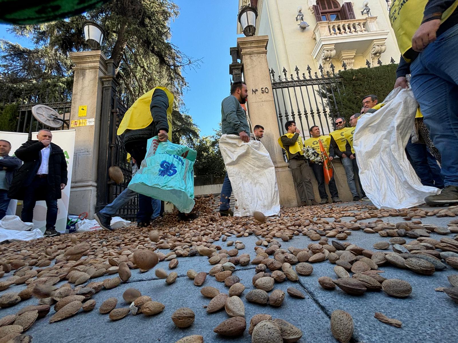 Agricultores protestan en Granada contra la exclusión de 23 municipios del norte de la provincia de las ayudas por la sequía Agricultores protestan en Granada contra la exclusión de 23 municipios del norte de la provincia de las ayudas por la sequía