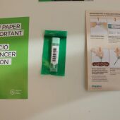 Fulletons informatius i kit per recollir la mostra del test de sang en femta del cribratge per a la detecció precoç del càncer de còlon, a l'ACC a Barcelona