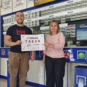 Pedro Giner y Lidia Sánchez en una imagen de archivo, con el primer premio de la Lotería Nacional del 29 de marzo pasado