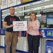 Pedro Giner y Lidia Sánchez en una imagen de archivo, con el primer premio de la Lotería Nacional del 29 de marzo pasado Pedro Giner y Lidia Sánchez en una imagen de archivo, con el primer premio de la Lotería Nacional del 29 de marzo pasado