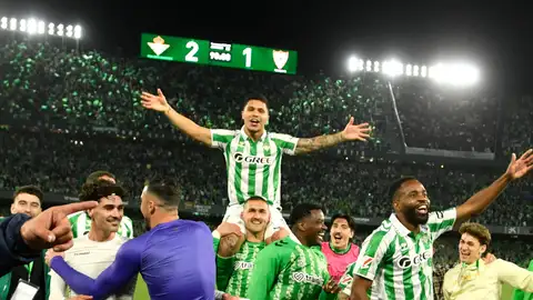 Los jugadores del Betis celebran la victoria con la afición tras el partido de la jornada 29 de LaLiga entre el Real Betis y el Sevilla FC, este domingo en el estadio Benito Villamarín Los jugadores del Betis celebran la victoria con la afición tras el partido de la jornada 29 de LaLiga entre el Real Betis y el Sevilla FC, este domingo en el estadio Benito Villamarín