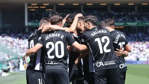 El Elche celebra el gol de Óscar Plano. El Elche celebra el gol de Óscar Plano.