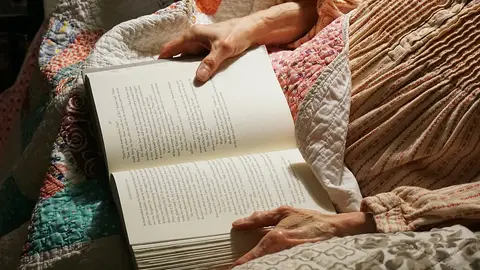 Persona mayor leyendo Persona mayor leyendo