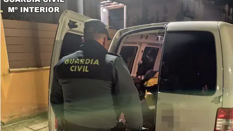 Detenida una persona e investigada otra por robos en el interior de dos furgonetas en Villamuriel .