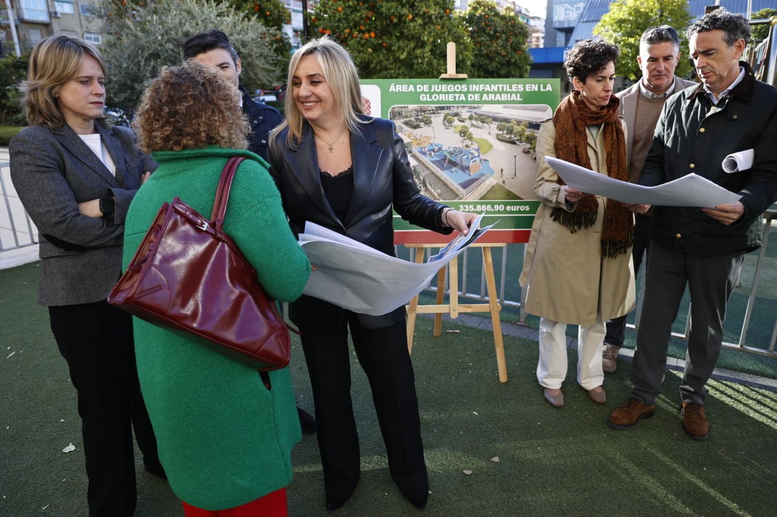 El Ayuntamiento construye un nuevo parque infantil en la Glorieta de Arabial El Ayuntamiento construye un nuevo parque infantil en la Glorieta de Arabial