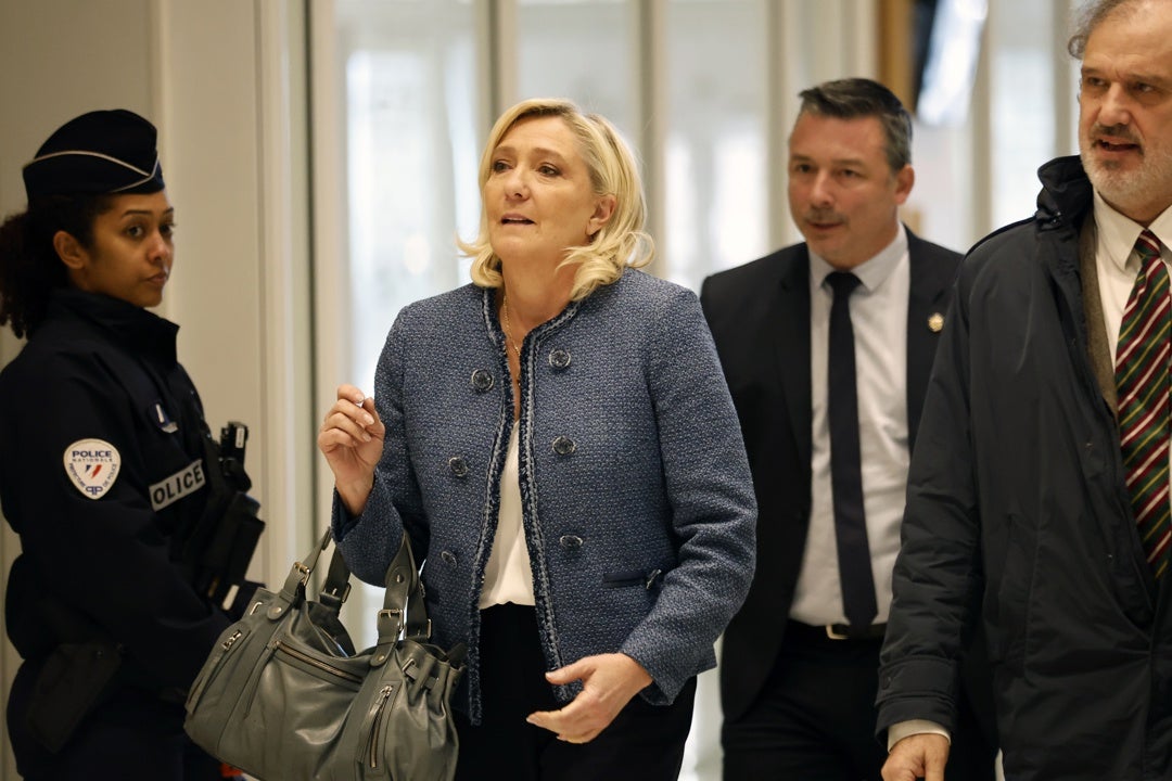 Le Pen, condenada a cinco años de inhabilitación, cuatro años de prisión y 100.000 euros de multa Le Pen, condenada a cinco años de inhabilitación, cuatro años de prisión y 100.000 euros de multa