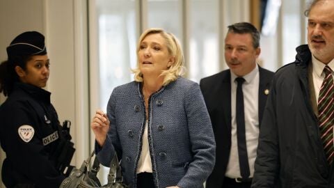 La llegada de la l&iacute;der de la extrema derecha francesa Marine Le Pen al tribunal en Paris. EFE/EPA/MOHAMMED BADRA