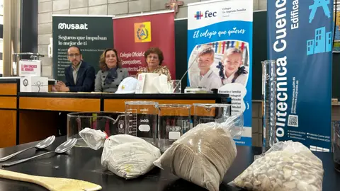 La presidenta del Colegio de Arquitectos, la directora de La Sagrada Familia y el subdirector de la Escuela Politécnica, este lunes en el centro educativo La presidenta del Colegio de Arquitectos, la directora de La Sagrada Familia y el subdirector de la Escuela Politécnica, este lunes en el centro educativo