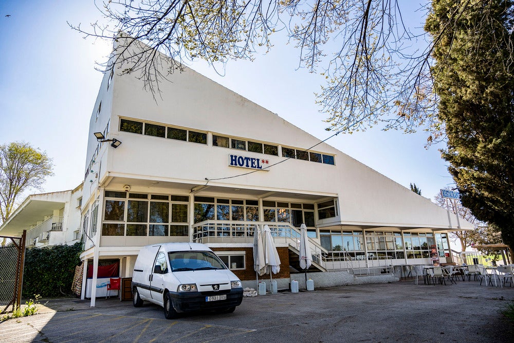 Polémica en Manzanares por la inminente llegada de un centenar de inmigrantes africanos a un hotel Polémica en Manzanares por la inminente llegada de un centenar de inmigrantes africanos a un hotel