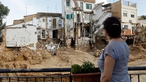 Una mujer observa varias viviendas destruidas por la DANA de València a su paso por Chiva Una mujer observa varias viviendas destruidas por la DANA de València a su paso por Chiva