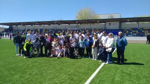 Miembros d eNeurodiversos y de A Down con los jugadores del C.D. Valdepeñas tras el partido Miembros d eNeurodiversos y de A Down con los jugadores del C.D. Valdepeñas tras el partido