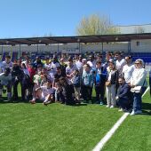 Miembros d eNeurodiversos y de A Down con los jugadores del C.D. Valdepeñas tras el partido