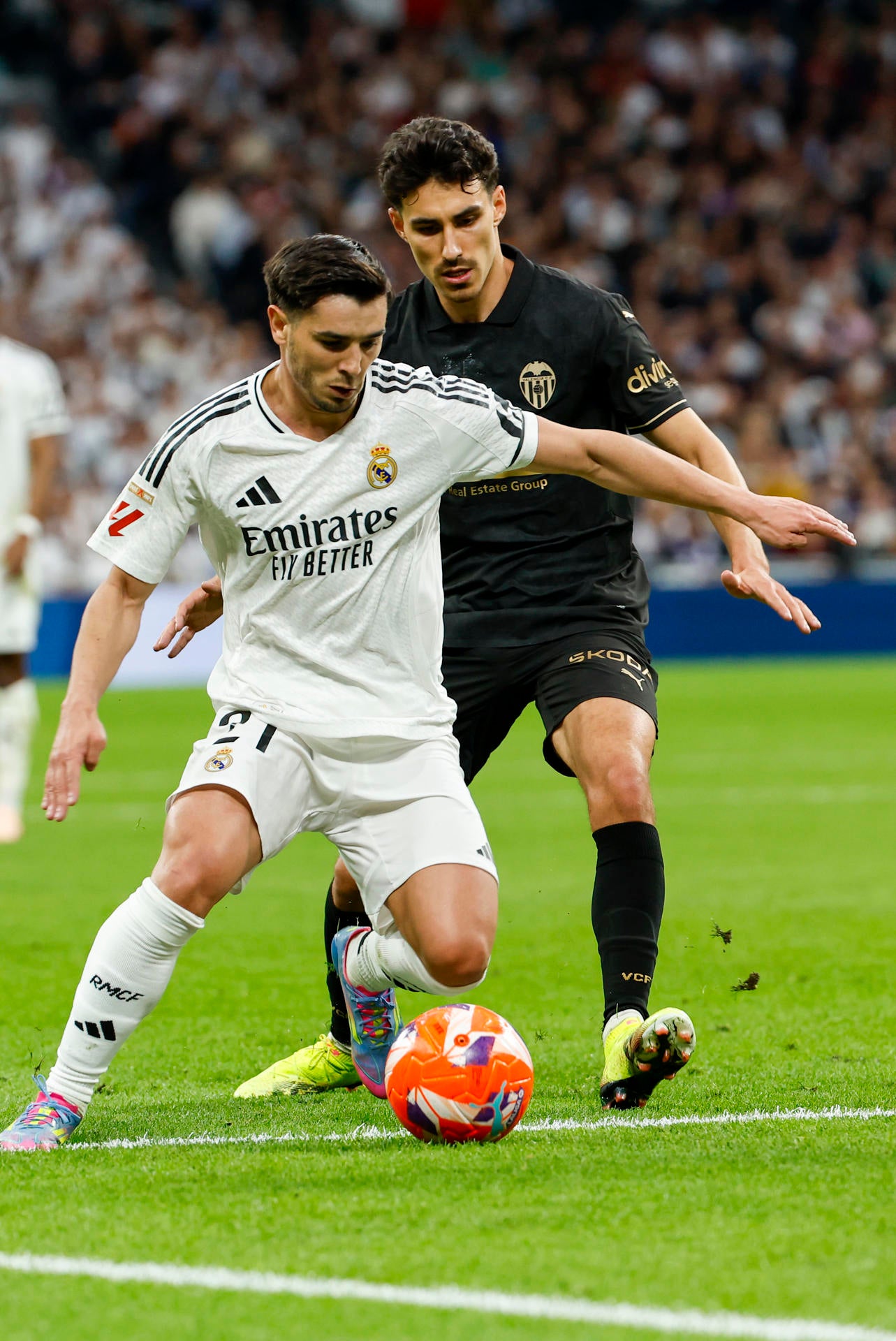 El Valencia roza la permanencia y frena al Real Madrid (1-2) El Valencia roza la permanencia y frena al Real Madrid (1-2)