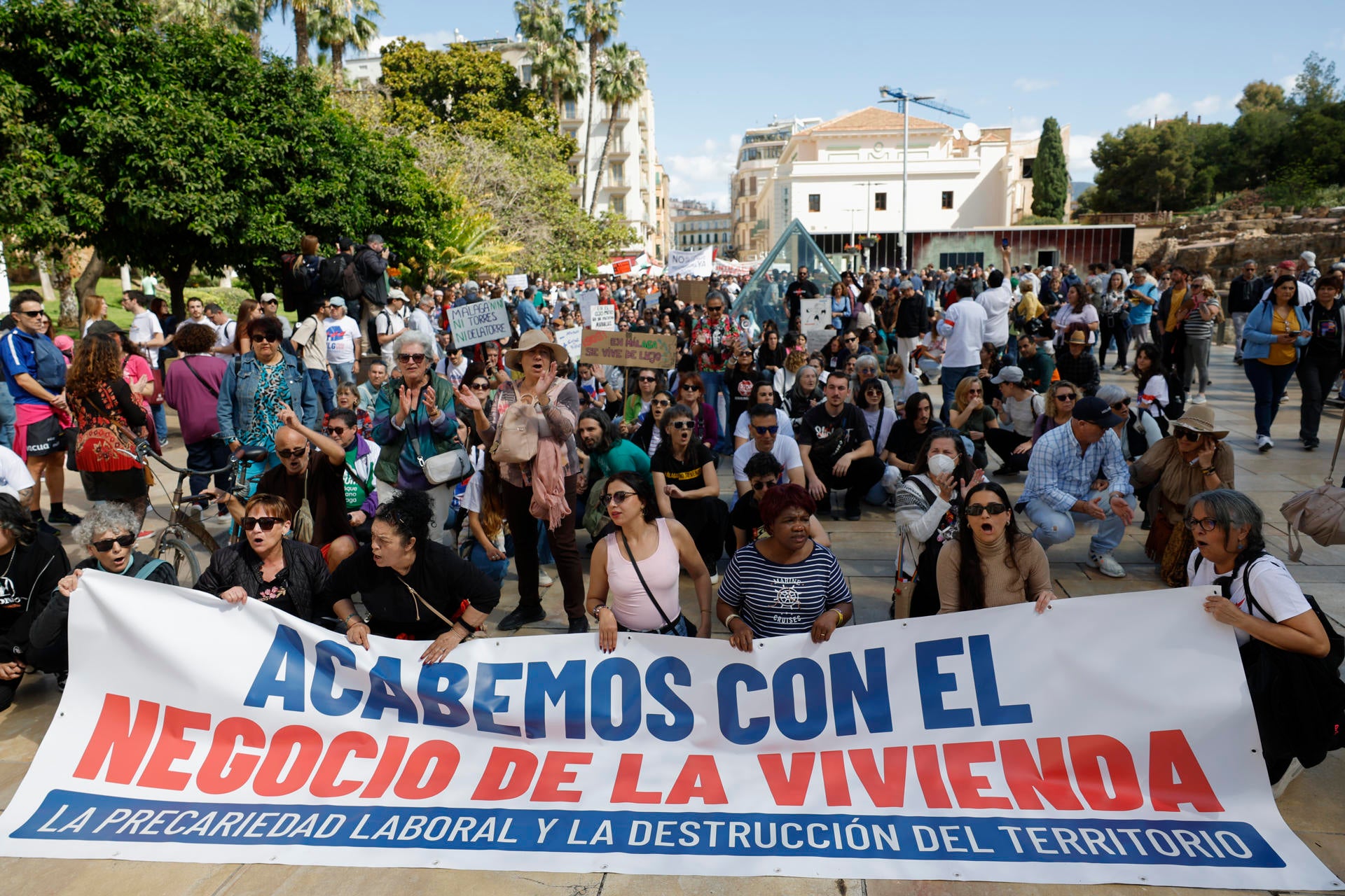 Miles de personas salen a la calle en defensa de una vivienda digna: "Rentistas culpables, Gobierno responsable" Miles de personas salen a la calle en defensa de una vivienda digna: "Rentistas culpables, Gobierno responsable"