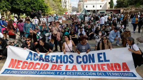 Vista de la manifestación por la vivienda en la Plaza de la Merced en Málaga este sábado Vista de la manifestación por la vivienda en la Plaza de la Merced en Málaga este sábado