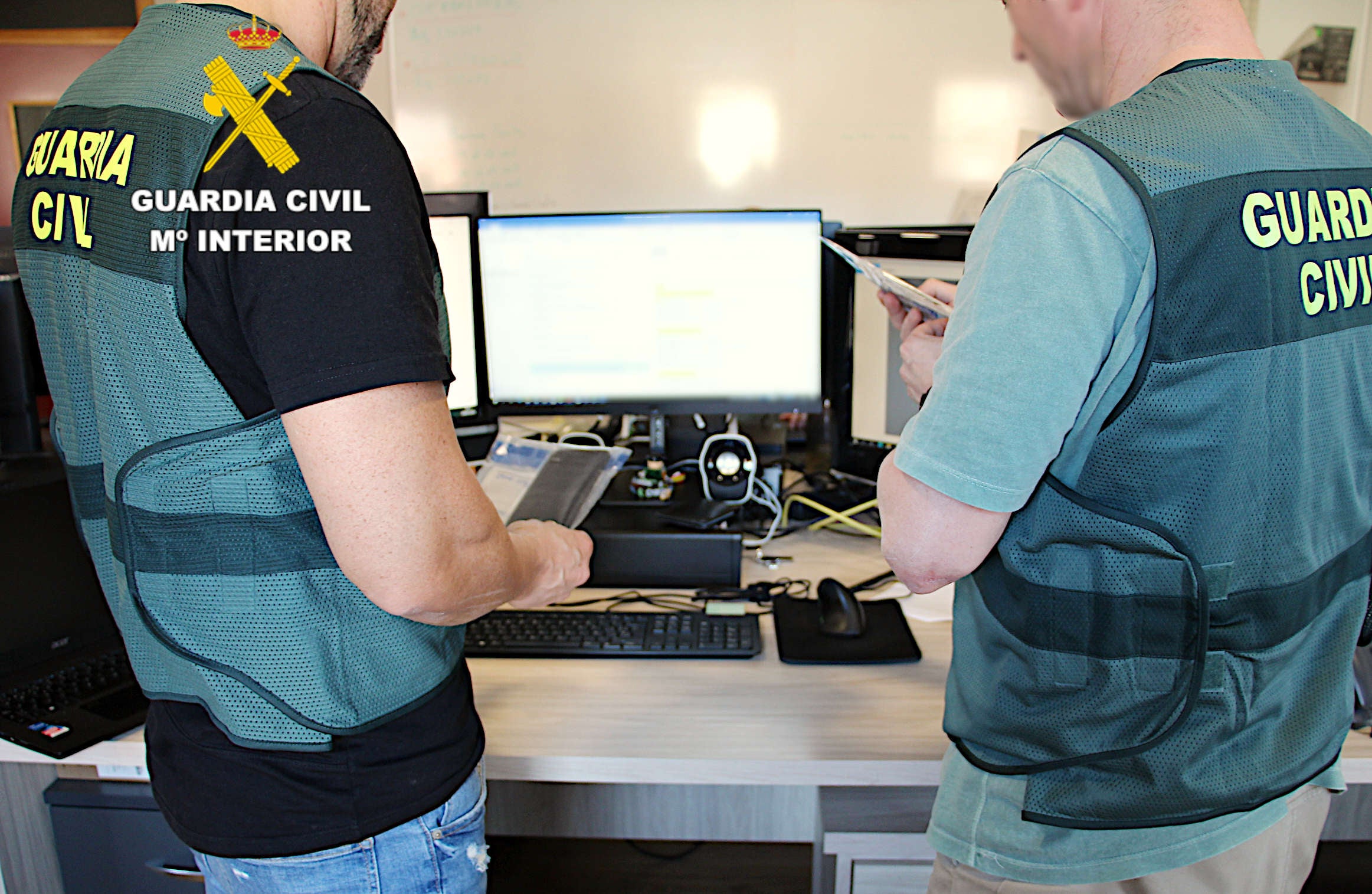 Doce detenidos en una operación contra la sextorsión sobre dos víctimas en Cantabria Doce detenidos en una operación contra la sextorsión sobre dos víctimas en Cantabria