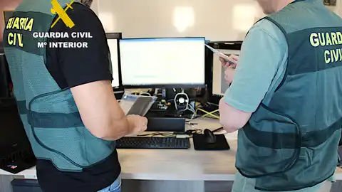 Doce detenidos en una operación contra la sextorsión sobre dos víctimas en Cantabria Doce detenidos en una operación contra la sextorsión sobre dos víctimas en Cantabria