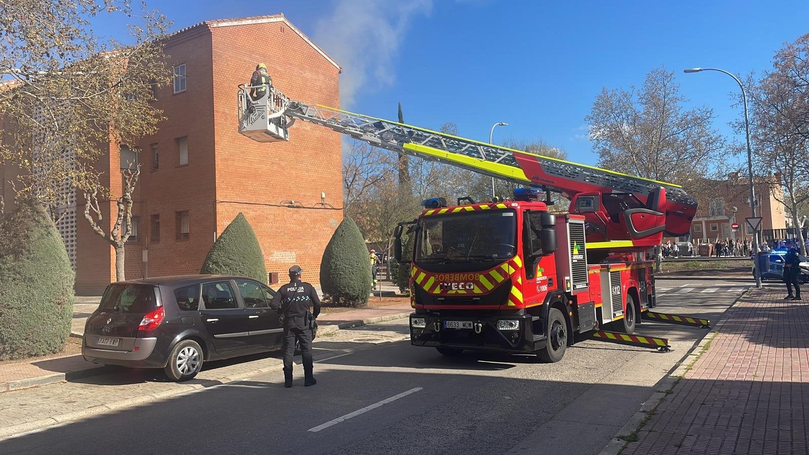 Una mujer afectada por inhalación de humo tras un incendio en un bloque de viviendas en Ciudad Real Una mujer afectada por inhalación de humo tras un incendio en un bloque de viviendas en Ciudad Real