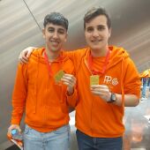 Álvaro Martínez y Adrià Hernández con las medallas de oro