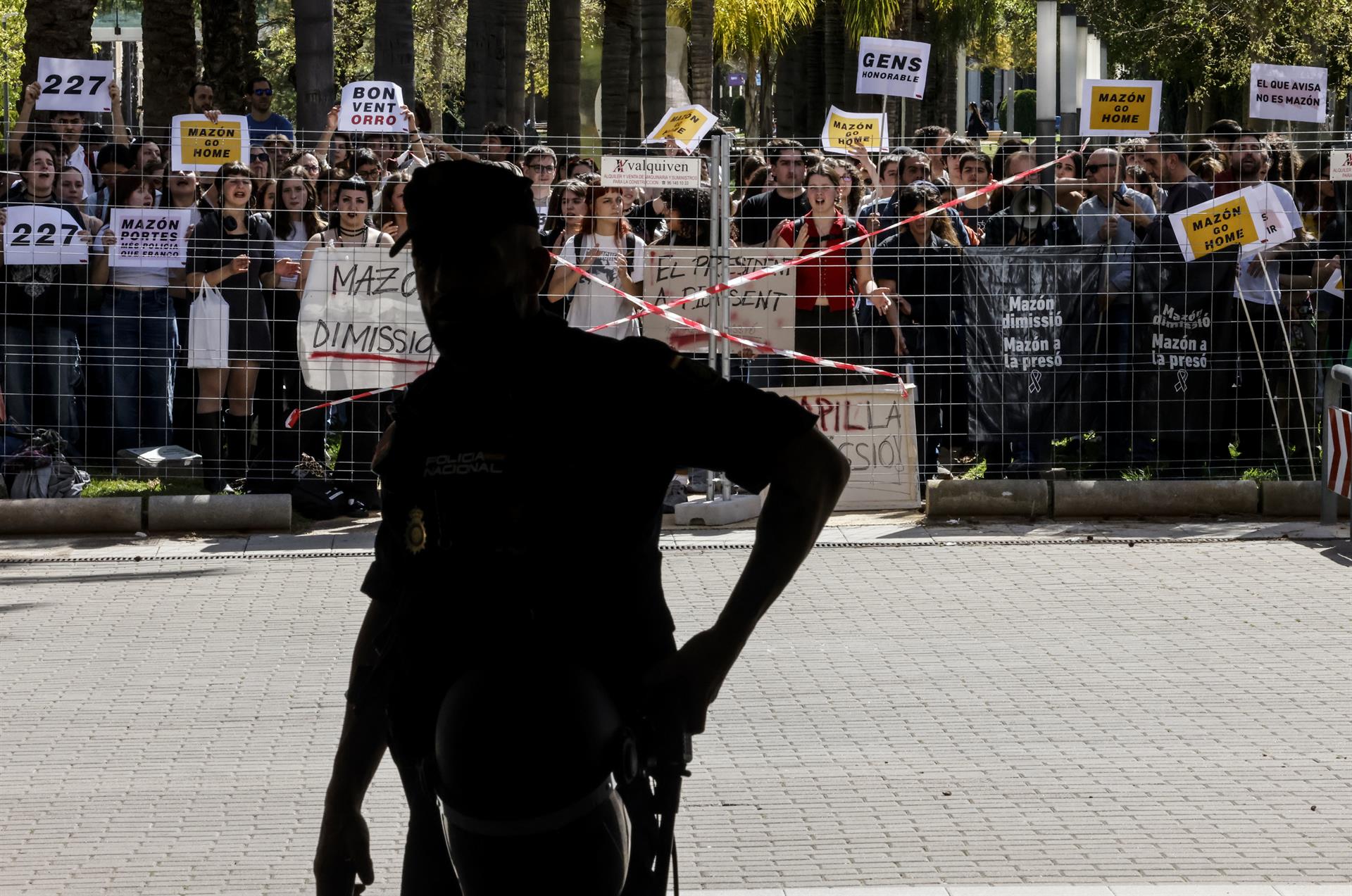 Estudiantes reciben a Mazón en la UPV con gritos de "vergüenza" y "dimisión" Estudiantes reciben a Mazón en la UPV con gritos de "vergüenza" y "dimisión"