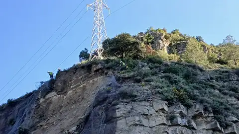 Una torre de alta tensión complica la reparación del deslizamiento de ladera en Santaliestra Una torre de alta tensión complica la reparación del deslizamiento de ladera en Santaliestra