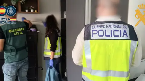 Agentes de la Policía Nacional y la Guardia Civil durante la operación desplegada. Agentes de la Policía Nacional y la Guardia Civil durante la operación desplegada.
