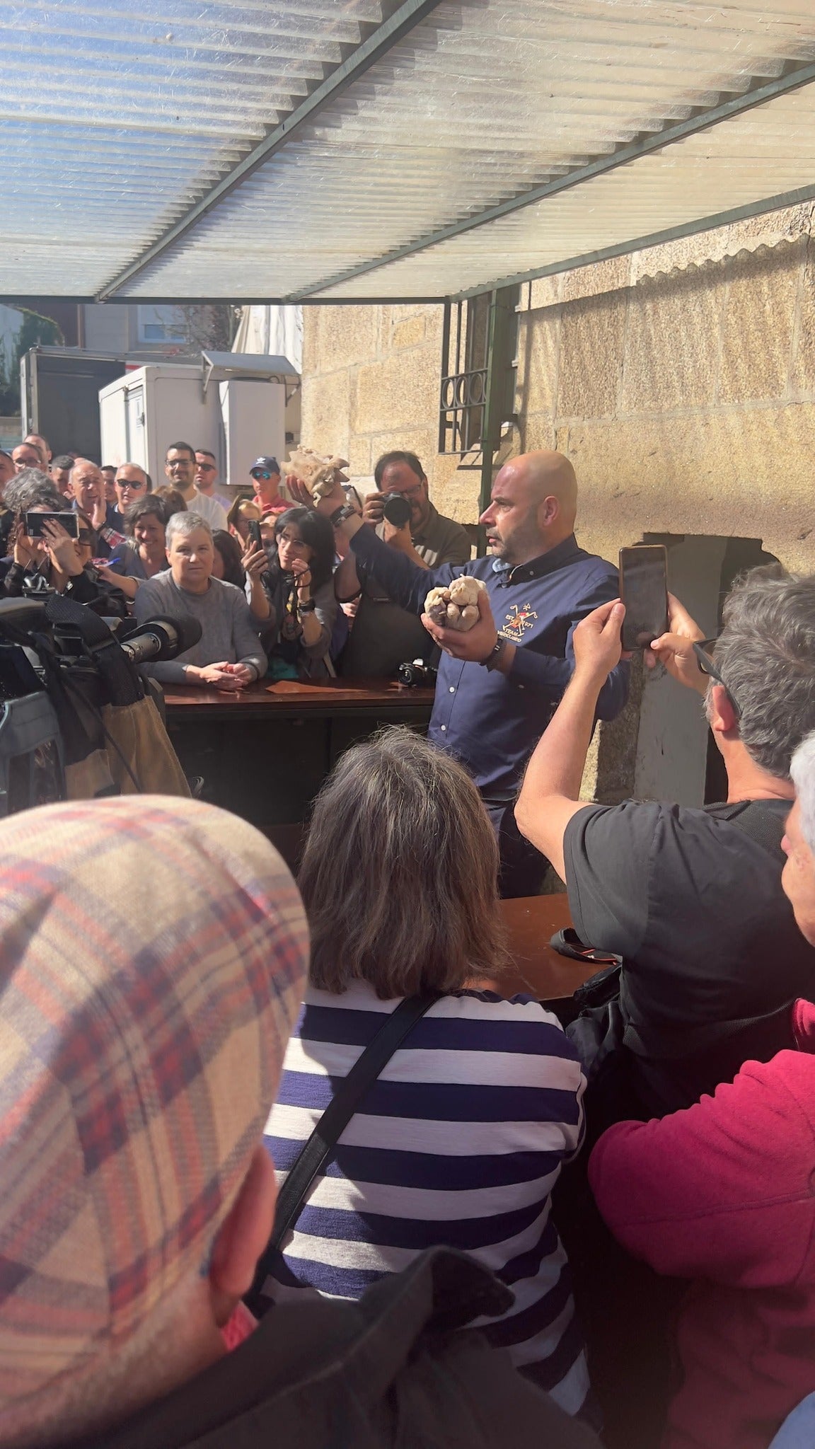 La tradicional subasta de las uñas de San Lázaro volvió a provocar los piques en la puja de los concejales compostelanos La tradicional subasta de las uñas de San Lázaro volvió a provocar los piques en la puja de los concejales compostelanos
