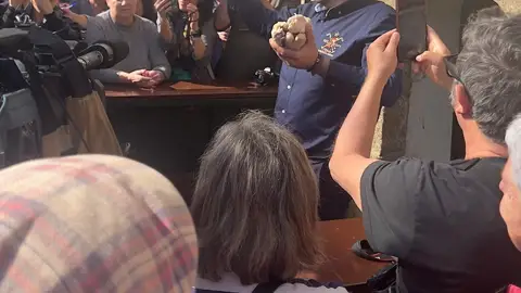 La tradicional subasta de las uñas de San Lázaro volvió a provocar los piques en la puja de los concejales compostelanos La tradicional subasta de las uñas de San Lázaro volvió a provocar los piques en la puja de los concejales compostelanos