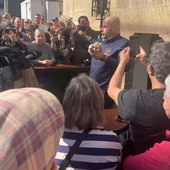 La tradicional subasta de las uñas de San Lázaro volvió a provocar los piques en la puja de los concejales compostelanos La tradicional subasta de las uñas de San Lázaro volvió a provocar los piques en la puja de los concejales compostelanos