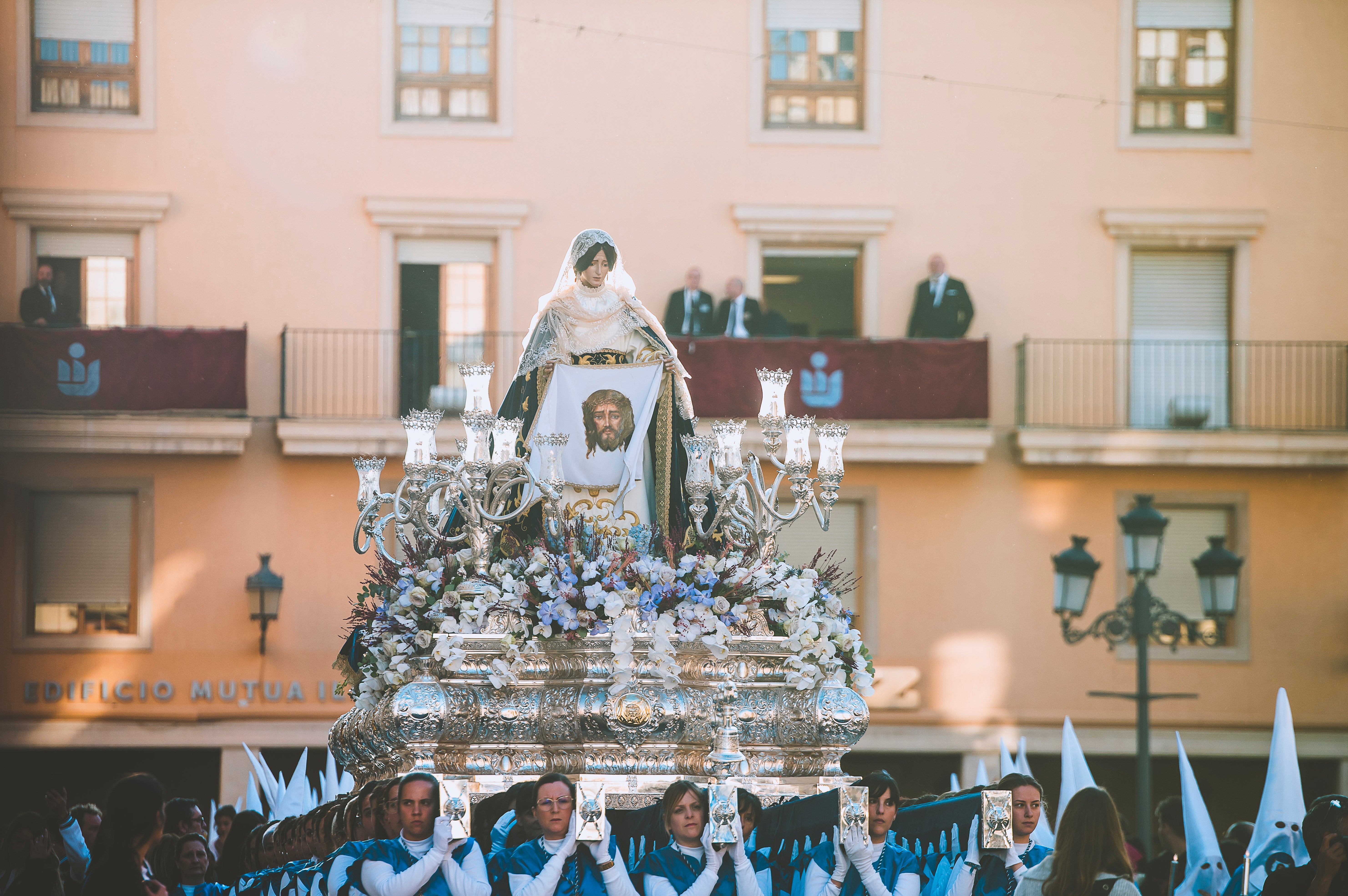 Uno de los tronos de la Semana Santa de Elche procesionando en Martes Santo. Uno de los tronos de la Semana Santa de Elche procesionando en Martes Santo.