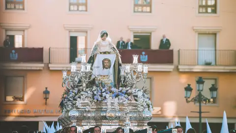 Uno de los tronos de la Semana Santa de Elche procesionando en Martes Santo. Uno de los tronos de la Semana Santa de Elche procesionando en Martes Santo.