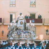 Uno de los tronos de la Semana Santa de Elche procesionando en Martes Santo.
