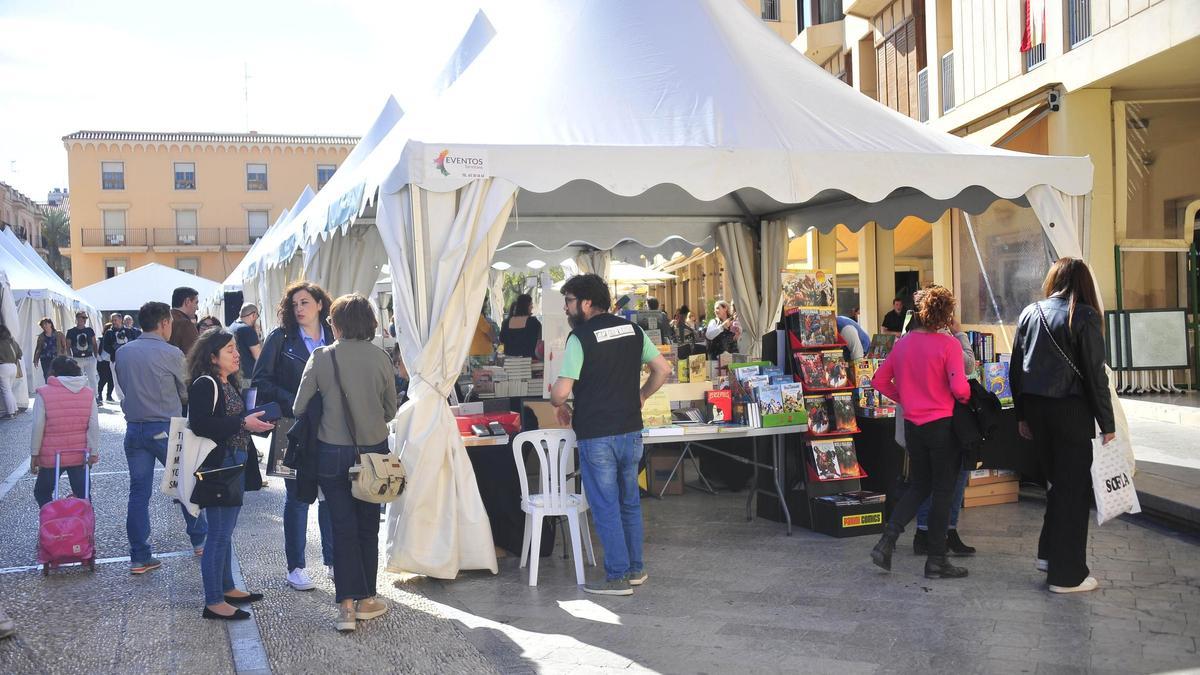 Los autores locales, grandes triunfadores en la Feria del Libro de Elche Los autores locales, grandes triunfadores en la Feria del Libro de Elche