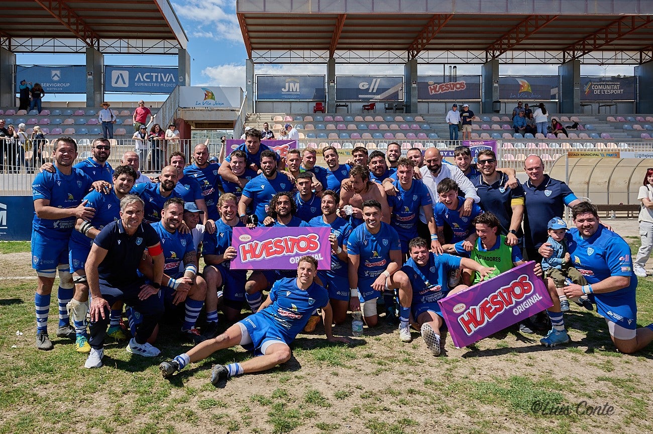 El Huesitos La Vila celebra la permanencia en El Pantano con su afición El Huesitos La Vila celebra la permanencia en El Pantano con su afición