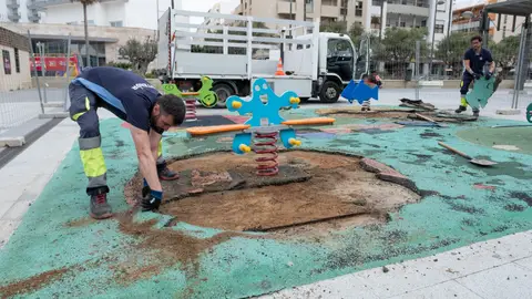Operarios trabajando en un parque infantil de Cádiz Operarios trabajando en un parque infantil de Cádiz