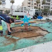 Operarios trabajando en un parque infantil de Cádiz