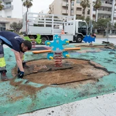 Operarios trabajando en un parque infantil de Cádiz Operarios trabajando en un parque infantil de Cádiz
