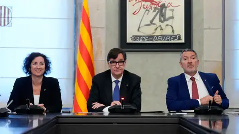 El presidente de la Generalitat, Salvador Illa, junto a los consellers de Economía y Finanzas, Alícia Romero (i), y de Empresa y Trabajo, Miquel Sàmper (d), El presidente de la Generalitat, Salvador Illa, junto a los consellers de Economía y Finanzas, Alícia Romero (i), y de Empresa y Trabajo, Miquel Sàmper (d)/ EFE/Enric Fontcuberta