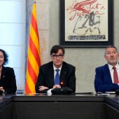  El presidente de la Generalitat, Salvador Illa, junto a los consellers de Economía y Finanzas, Alícia Romero (i), y de Empresa y Trabajo, Miquel Sàmper (d)/ EFE/Enric Fontcuberta