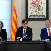 El presidente de la Generalitat, Salvador Illa, junto a los consellers de Economía y Finanzas, Alícia Romero (i), y de Empresa y Trabajo, Miquel Sàmper (d)/ EFE/Enric Fontcuberta El presidente de la Generalitat, Salvador Illa, junto a los consellers de Economía y Finanzas, Alícia Romero (i), y de Empresa y Trabajo, Miquel Sàmper (d)/ EFE/Enric Fontcuberta