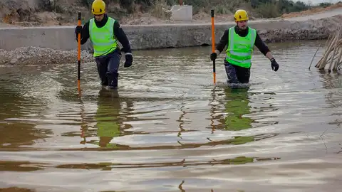 Agentes de la Guardia Civil buscand a una de las desaparecidas en las inundaciones causadas por la dana. Agentes de la Guardia Civil buscand a una de las desaparecidas en las inundaciones causadas por la dana.