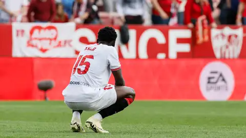 El delantero nigeriano del Sevilla Akor Adams tras el partido de LaLiga entre el Sevilla y el Atlético de Madrid, en el estadio Sánchez Pizjuán El delantero nigeriano del Sevilla Akor Adams tras el partido de LaLiga entre el Sevilla y el Atlético de Madrid, en el estadio Sánchez Pizjuán